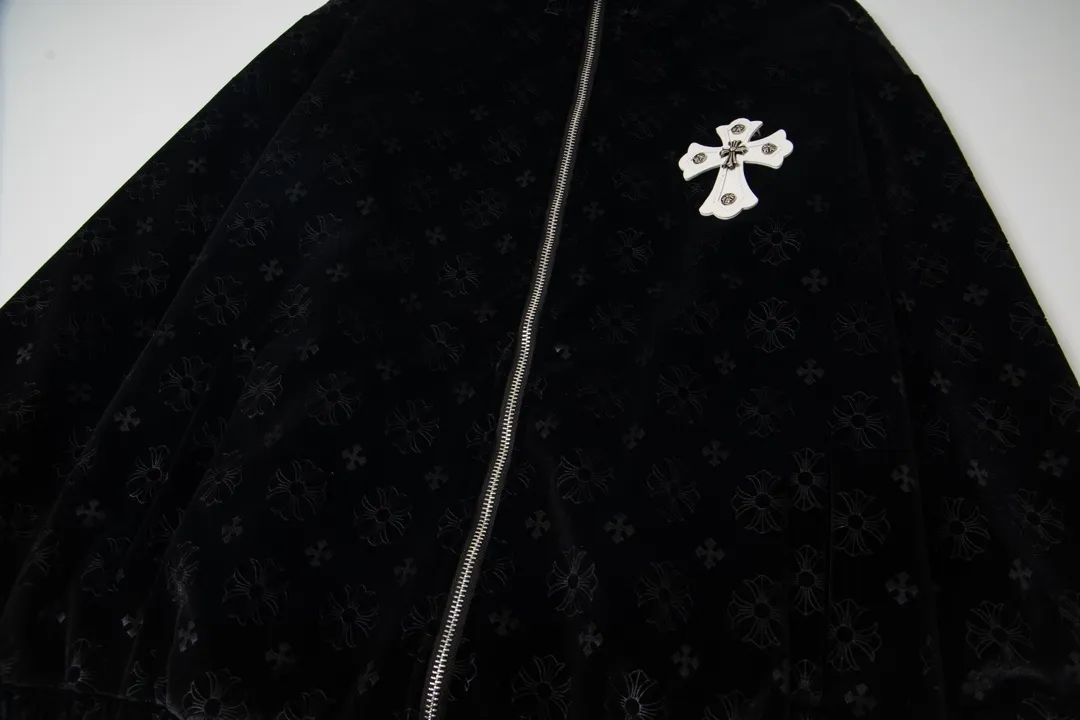 P390 Model No. Y655 Chromehearts/Chrome Hearts Dark Pattern Baseball Jacket Channel Boutique The most popular baseball jacket among fashionable men and fashionable women. There are versions at all levels in the market (you must compare the details). The most powerful quality control has been producing and researching baseball uniforms for 7 years. The details are exquisite. With it, you are the most beautiful boy in the world. The paint-coated full-face four-button buckle (button with LOGO), the average weight of the fabric is nearly 900 grams, and it is made of wool + eyeliner blended, custom-woven and dyed wool with high color fastness. The lining is made of silky and delicate cupro fiber! The texture is thick, the color is more uniform and beautiful, and the sharp edges and corners are full of three-dimensionality, showing laziness, casualness, and youthful vitality! size：M-XXL
